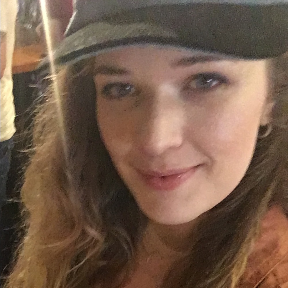 Meet your Posher, Caitlin
